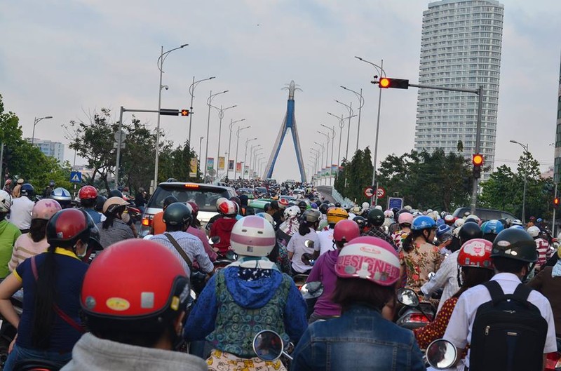 Bien nguoi chen chan ngam phao hoa ruc ro o Da Nang